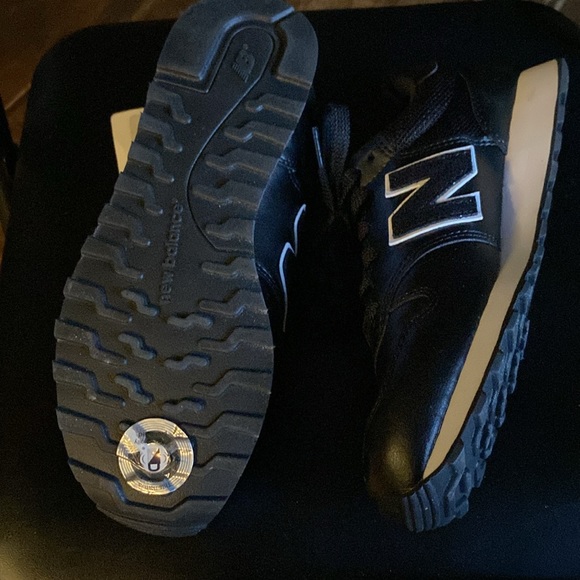 Size 7 New Balance tennis shoes - Picture 3 of 5